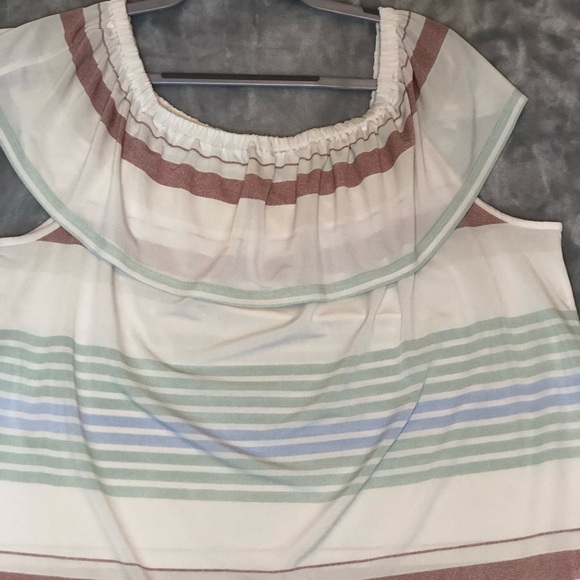 Maurices Women's Short Sleeve Elastic Neckline Top White/Green/Red Size Large - Picture 2 of 6